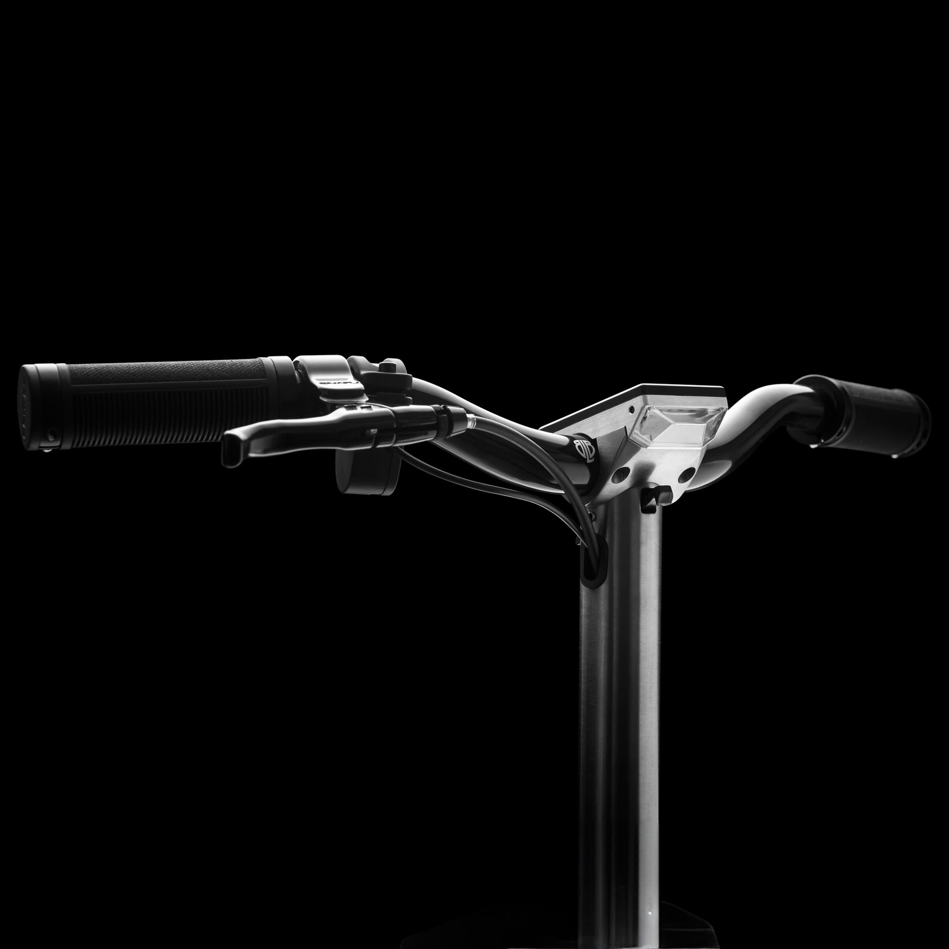 The wide handlebars of the T9